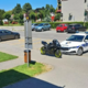 Bežal pred policijo, potem pred njihovo postajo napačno parkiral motor