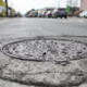 Ženska padla v jašek, mestna občina ji mora plačati odškodnino