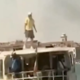 (VIDEO) Splezal na streho vaporetta, ujeli so ga policisti