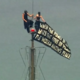 (VIDEO) Dve osebi splezali na vrh stavbe Empire State Building, kaj piše na transparentu?