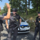 (V ŽIVO) Policija o podrobnostih lova na oboroženega ubežnika na Dolenjskem