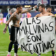 Messi in soigralci v škripcih: slavje v polfinalu zasenčil sporen transparent, kakšna bo kazen?