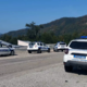 Kaos na mejnem prehodu: policista se stepla, narazen so ju vlekli potniki