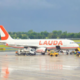 Nenadoma zboleli štirje člani posadke, pilot zaprosil za pomoč, letalo predčasno pristalo