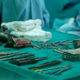 Kirurg med operacijo napačno zvezal organe, odvzeli so mu licenco