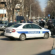 67-letnico sredi belega dne na prometni ulici zvlekel pod stopnice in jo posilil