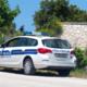 Varnost in zaupanje? Otoki v plamenih, policist pa vrže goreč cigaretni ogorek