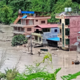 (VIDEO) Uničujoče poplave prizadele Nepal: voda odnašala vasi, rušila mostove in ceste