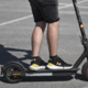 Ga poznate? Z električnim skirojem trčil v zapornico in pobegnil