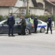 Zaradi praske na avtomobilu soseda z nožem zabodel v trebuh