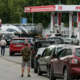 Od dolgih vrst do naftne krize: pomanjkanje goriva budi spomine na razpad Sovjetske zveze