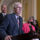 Skoraj dva meseca ga ni bilo v javnosti: senator McConnell zapustil rehabilitacijski center