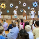 Prvošolci mahajo z zastavicami
