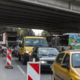 Z nadvoza na Dolgem mostu odpada omet: »Čakamo le, da se podre.« Kaj odgovarjajo na Darsu?