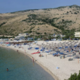 Albanija: Truplo umorjenega našli na ležalniku na plaži, osumljenca v prtljažniku avta