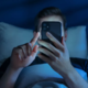 Kako vam večerno brskanje po telefonu dobesedno izbriše spomin?