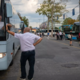 »Serijski kradljivec« pijan ukradel avtobus, pobral družbo neznancev in jih peljal na pijačo