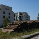 Železniški pragovi, premazani s kreozotom, streljaj od stanovanj
