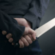 Med igro z nožem partnerko po nesreči porezal po vratu