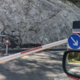 Sekunde groze na Vršiču: zapornica se ni odprla, kolesarja je vrglo na skale