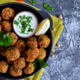 Kdo je resnično izumil falafel? Zgodba o zlati kroglici, ki je obnorela svet