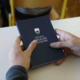 Dijaške organizacije obsojajo uničevanje in odmetavanje izvodov ustave v Postojni