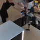 (VIDEO) Robot v trgovini skočil v položaj Bruca Leeja in napadel stranko