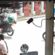 Neverjetni posnetek: motorist po trčenju poletel skozi vrata avtobusa