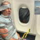 (VIDEO) Nasilnega potnika so z lepilom pritrdili na letalski sedež, a tudi to ni bilo dovolj