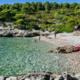 "Elektrošok" na Visu: plažo obdali z električno ograjo, žica sega vse do morja