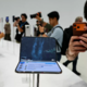 Apple predstavil svoj prvi pregibni telefon: oblika je Samsungova, ime pa Microsoftovo