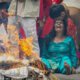 Število mrtvih v Nepalu in Tibetu preseglo tisoč, sorodniki "osvobajajo duše"