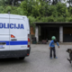 Pretep pred vrtcem: mladoletnika brez razloga večkrat udaril in mu poškodoval obraz