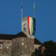 Kdo bo smel obesiti zastavo? V DZ ostra razprava, glasovi na tesno