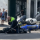 (VIDEO) Umiril se je šele na tleh: Motorist bežal pred policistom, padel in skušal uiti peš