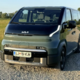 KIA PV5 passenger: Pet ljudi, kontrabas, bobni in pot do Kopra
