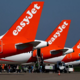 Požar na letalu družbe EasyJet naj bi povzročila prenosna polnilna baterija