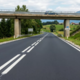 Neznana talna označba, ki bega voznike: kaj v resnici pomeni dvojna prekinjena črta?