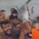Migranti posneti z mrtvim mladičem delfina: ekološko društvo trdi, da so ga ubili