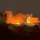 (VIDEO) Izraelski naseljenci palestinsko družino pregnali od doma, vanj vdrli in ga zažgali