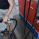 Na črpalki: kdo toči cenejše gorivo – Slovenci, Hrvati, Avstrijci ali Švedi?