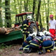 Dve hudi delovni nesreči, v gozdu umrl 65-letnik