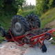 FOTO: Pod traktorjem umrl 47-letni moški, 45-letnik hudo poškodovan