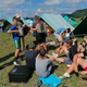 Mladi uživajo na skavtskem taboru Pali južno; zaradi neurja eno noč namesto v šotorih spali v šoli