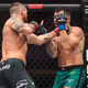 Borca MMA udarce delila kar na ulici, posnetek pretepaškega kaosa javen
