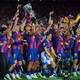 Zvezdniki Barcelone sredi noči zavzeli ulice – nihče ni pričakoval (video)