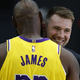 LeBron v garderobi ob Dončiću naredil nekaj norega - ta posnetek pretresa