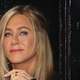 Triki Jennifer Aniston za hitrejšo rast las: Mnogi ga uporabljajo za nego obraza, a ne vedo, da je odličen za razcepljene konice
