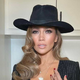 Jennifer Lopez za božično večerjo blestela v obleki z ovratnikom in prazničnim potiskom