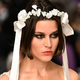 Črno obrobljene oči in bleščeče ustnice: Chanel napoveduje nove lepotne trende za letošnjo pomlad